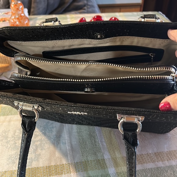Guess purse - Picture 2 of 5